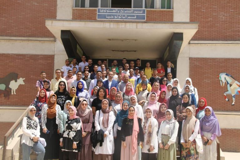طلاب من أجل مصر بجامعة سوهاج تنظم زيارة علمية لكلية الطب البيطري بأسيوط￼