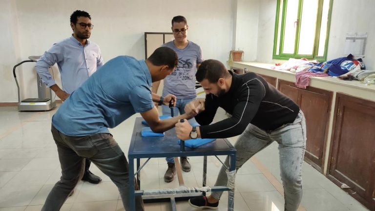 من فعاليات مسابقة كلية الطب البيطرى فى مصارعة الذراعين والتى اقيمت بصالة الانشطة الطلابية