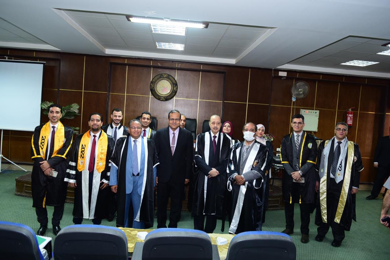 رئيس جامعة سوهاج يشهد المشاريع البحثية لطلاب الدفعة الثانية من الماجستير المهني”MBA “