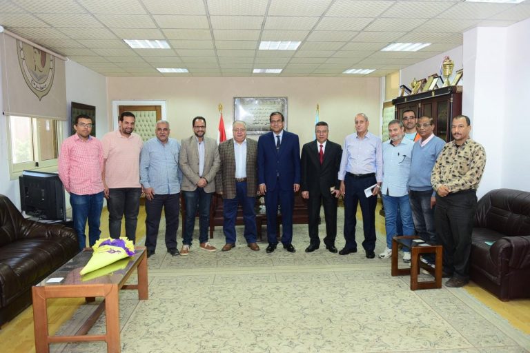 رئيس جامعة سوهاج يعقد اجتماعاً لمتابعة الموقف التنفيذي للمشروعات الجاري تنفيذها بالمقر الجديد