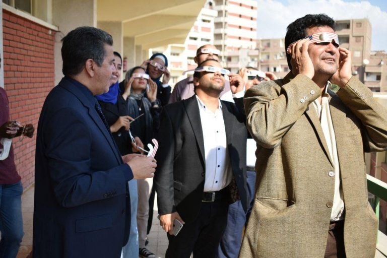 نادي الفضاء والفلك بجامعة سوهاج ينظم ندوة ورصد ميداني لظاهرة كسوف الشمس￼