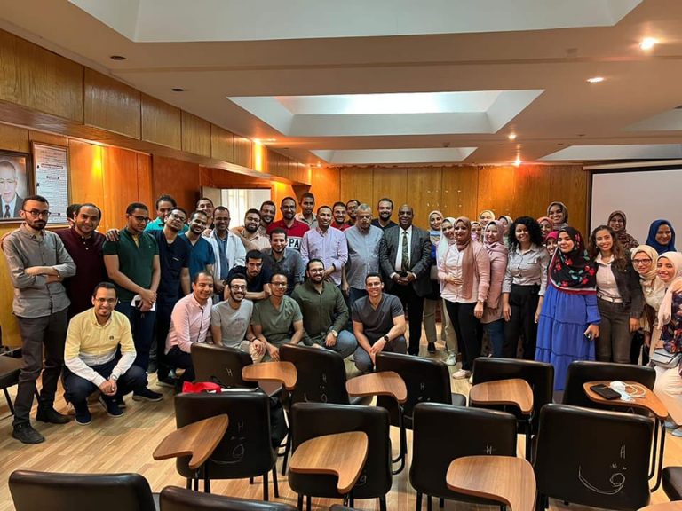 مستشفي سوهاج الجامعي تعقد اجتماعاً مع الأطباء المقيمين بالأقسام المختلفة