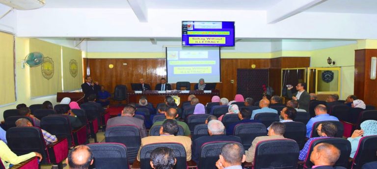 رئيس جامعة سوهاج يجتمع مع الرئيس التنفيذي للهيئة العامة لتعليم الكبار وقيادات الفروع بصعيد مصر