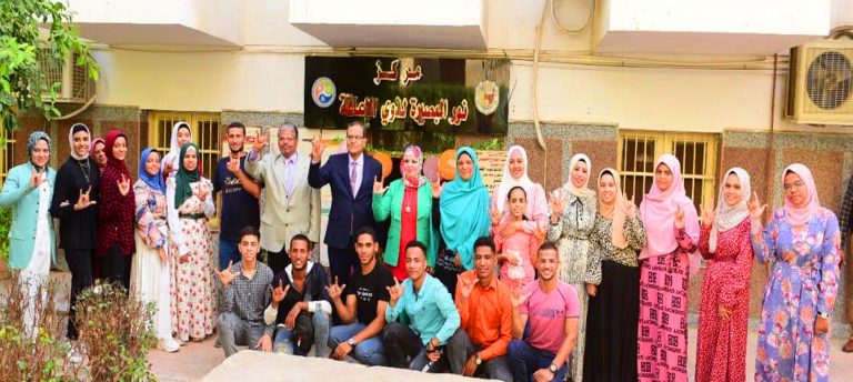 رئيس جامعة سوهاج يشهد احتفالية مركز نور البصيرة لذوي الإعاقة باليوم العالمي للغة الإشارة