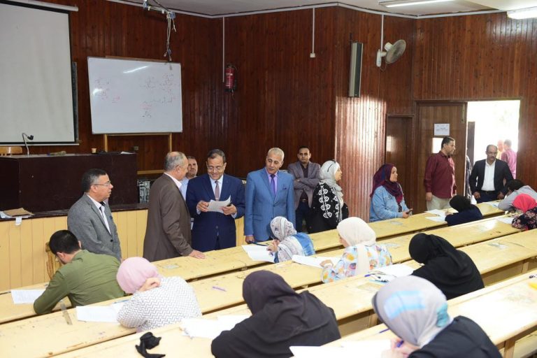 رئيس جامعة سوهاج يتفقد أعمال امتحانات الفرقة السادسة لطلاب الطب البشري