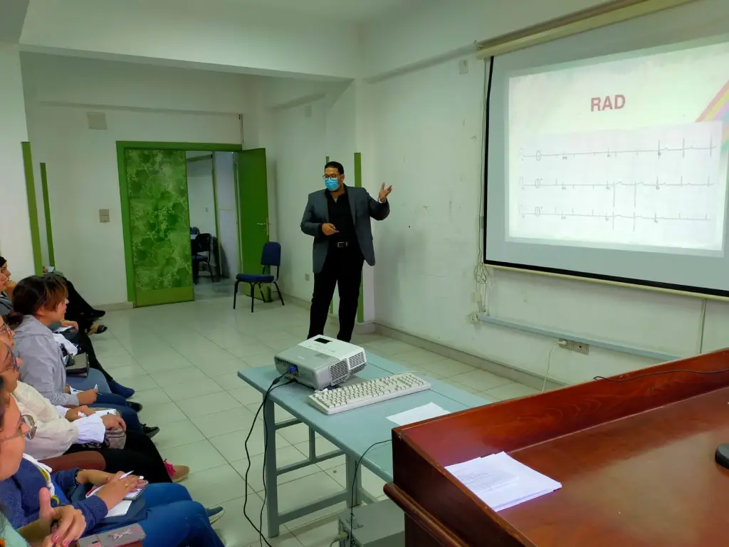 طب سوهاج تنظم دوره تدريبية عن أساسيات قراءة رسم القلب لمرضي الطوارئ￼