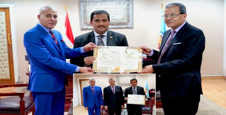 رئيس جامعة سوهاج يكرم الدكتور علاء عبد العال لفوزه بجائزة الشيخ جميل عبد الرحمن خوقير