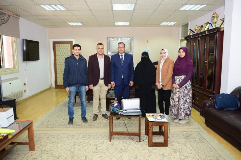 رئيس جامعة سوهاج يكرم طلاب كلية العلوم لتصميمهم سيارة ذاتية الحركة و كاشف الإشعاعات*