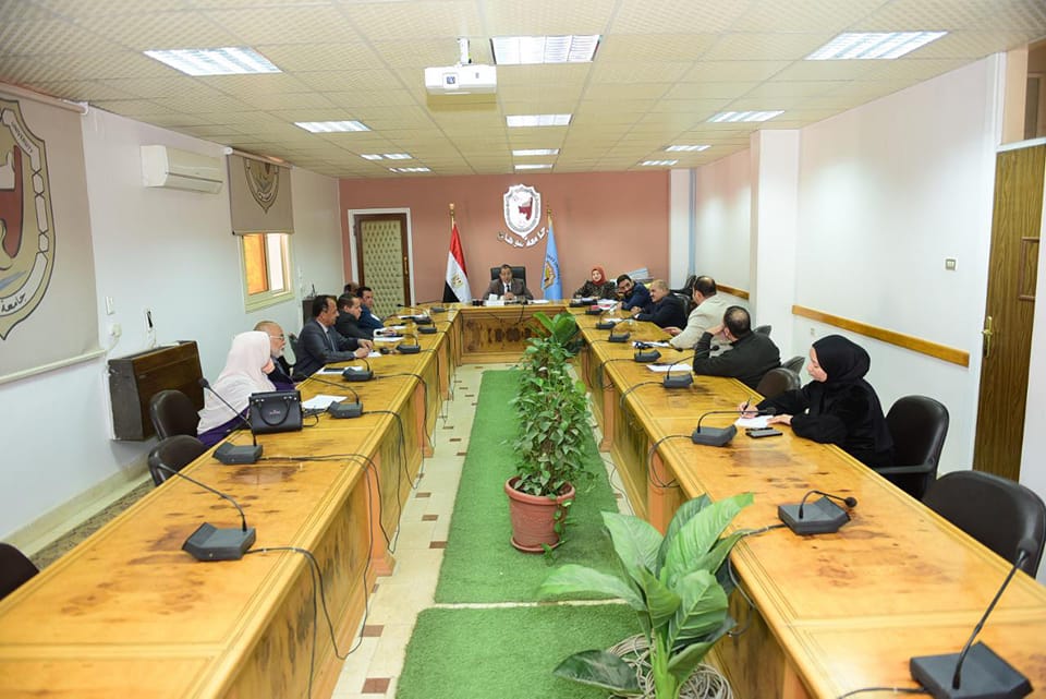 تمهيداً للاشتراك في مشروع التأمين الصحي الشامل بالجامعات المصرية ..رئيس جامعة سوهاج يعقد اجتماعاً طارئاً لمجلس صندوق علاج أعضاء هيئة التدريس