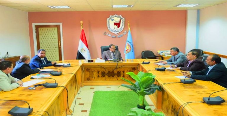 رئيس جامعة سوهاج يترأس الاجتماع الأول لوحدة مكافحة الآفات بكلية الزراعة لمناقشة جدول الأعمال