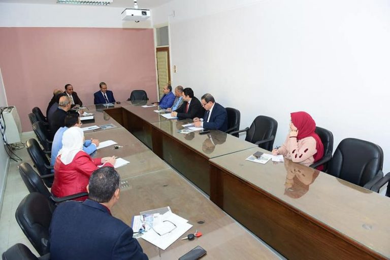 رئيس جامعة سوهاج يعقد اجتماعاََ موسعاََ مع جهاز تنمية المشروعات لبحث خطة العمل الجديدة