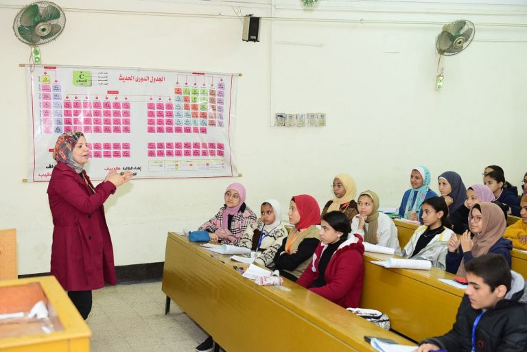 جامعة الطفل بسوهاج تواصل فعالياتها بمحاضرات عن المشكلات البيئية المعاصرة والغازات الدفيئة
