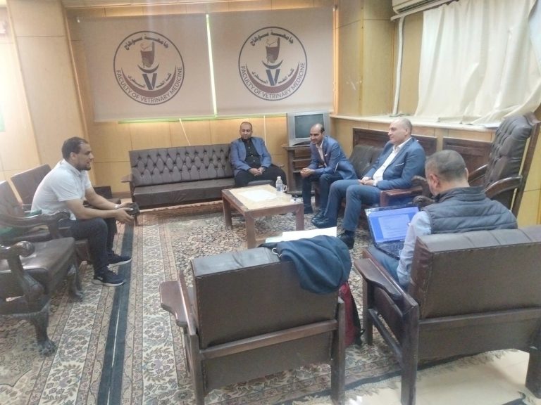 عميد كلية الطب البيطري الجديد يستهل مهام عمله بإجراء مقابلات شخصية للمتقدمين للمنح الإسبانية برفقة منسق برنامج الايراسموس بلس بالجامعه والسادة أعضاء لجنة المشروعات بجامعة سوهاج