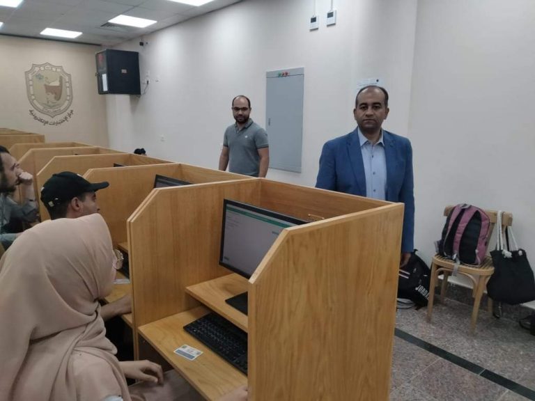 فى ثانى أيام اختبارات كلية الطب البيطري بسوهاج الأستاذ الدكتور.اسامة حسن  أبو شامة يتفقد لجان الاختبارات الالكترونية بالكلية