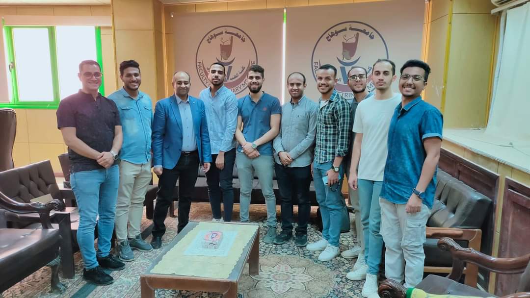 كرم الأستاذ الدكتور/ اسامة حسن أبو شامة عميد الكلية الطلاب المتميزين فى الانشطة الطلابية الرياضيه والثقافية والاجتماعية