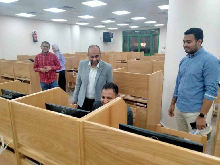 فى إطار المتابعة المستمرة لاختبارات كلية الطب البيطري بسوهاج عميد الكلية يتفقد لجان الاختبارات الالكترونية بالكلية