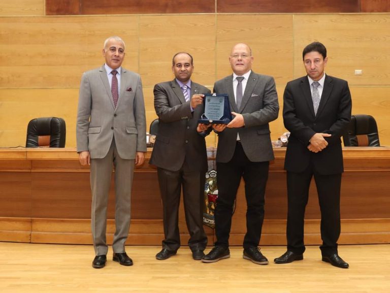 القائم بعمل رئيس جامعة سوهاج يشهد حفل تخرج الدفعة الحادية عشر بكلية الطب البيطري شهد الدكتور حسان النعماني القائم بعمل رئيس جامعة سوهاج، الإحتفالية التى نظمتها كلية الطب