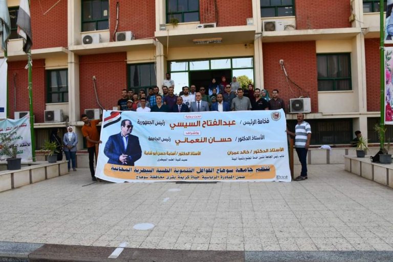 رعاية فخامة الرئيس عبد الفتاح السيسي والأستاذ الدكتور/ حسان النعماني رئيس الجامعة والأستاذ الدكتور/ خالد عبد اللطيف عمران نائب رئيس الجامعة لشئون خدمة المجتمع وتنمية البيئة والاستاذ الدكتور/ عبد الناصر ياسين نائب رئيس الجامعة لشئون التعليم والطلاب وريادة الأستاذ الدكتور/ أسامة حسن أبو شامة عميد الكلية نفذت كلية الطب البيطري قافلة طبية لقرية ادفا بمركز