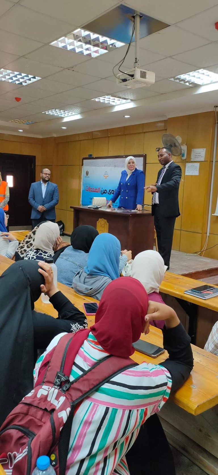 نظمت كلية الطب البيطري ندوات توعوية بمخاطر الادمان للطلاب والعاملين وذلك بالتعاون مع صندوق