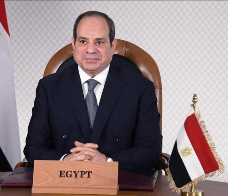 يتقدم الأستاذ الدكتور/اسامة حسن ابوشامة عميد كلية الطب البيطرى جامعة سوهاج