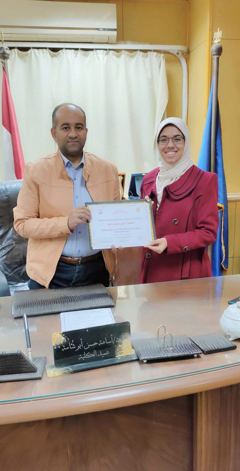 نظمت رعاية شباب كلية الطب البيطري مسابقه الطالبة المثالية والتى أسفرت عن فوز الطالبة/ هدير حسين بالفرقة الخامسة بالمركز الأول ، وقام الاستاذ الدكتور/ اسامة حسن ابوشامة عميد الكلية بتهنئة الطالبة لحصولها على