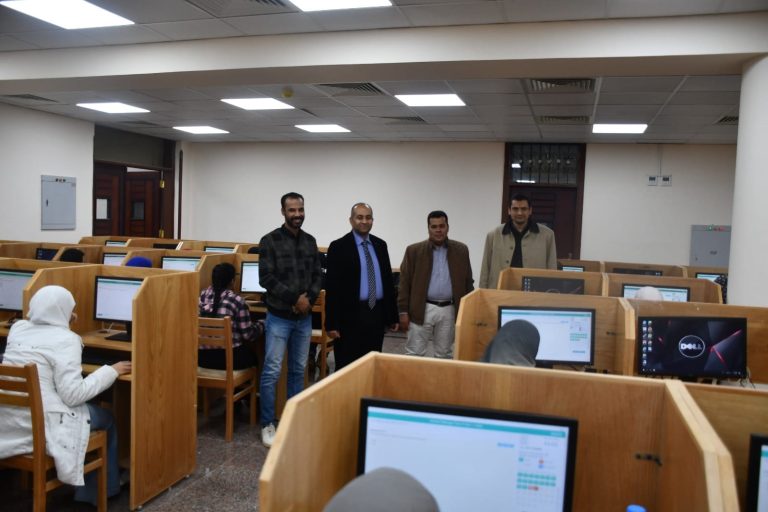 تفقدالأستاذ الدكتور/ أسامة حسن ابو شامة عميد كلية الطب البيطري جامعه سوهاج اليوم ١-١-٢٠٢٤ أول ايام امتحانات الاختبارات الالكترونية وذلك للفصل الدراسي الأول لكل الفرق الدراسيه