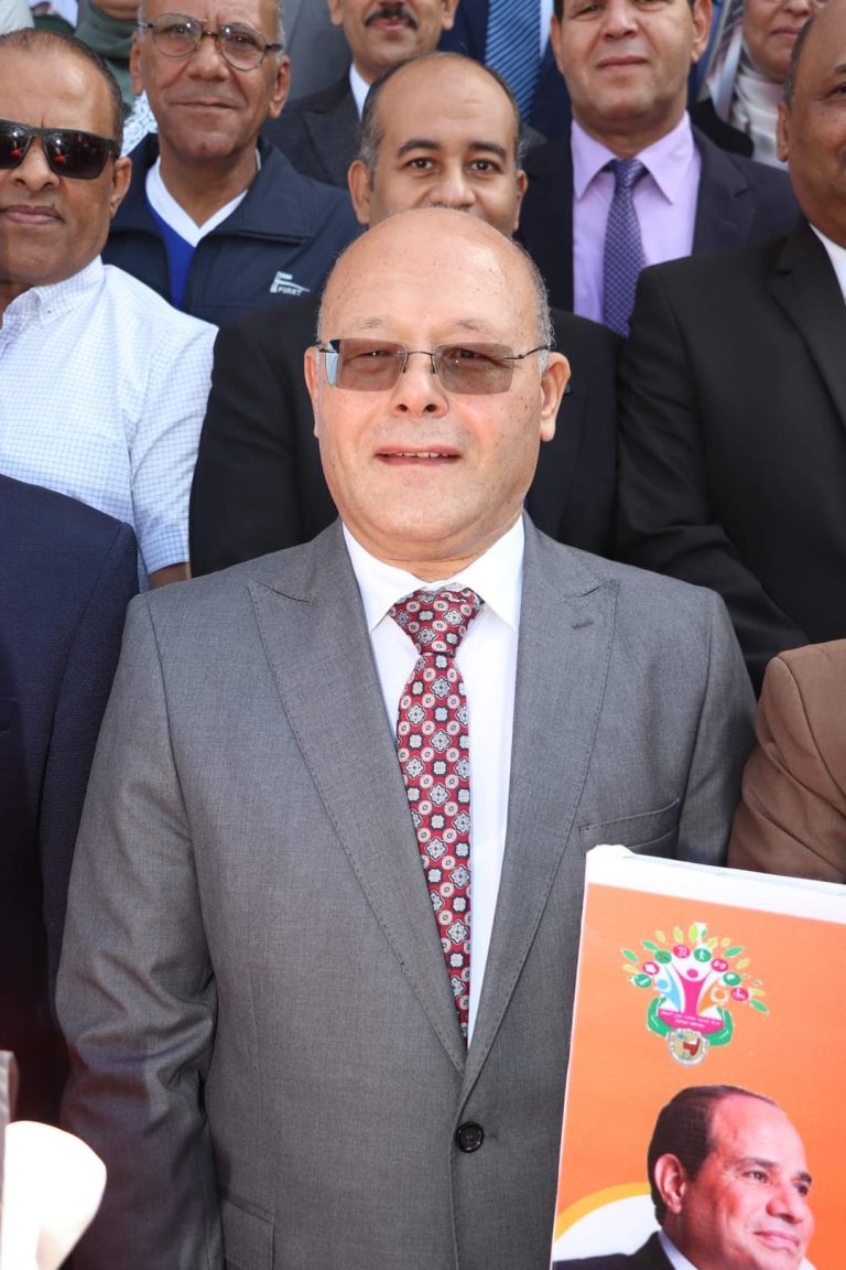 انطلقت منذ قليل، مسيرة حاشدة داخل جامعة سوهاج، ضمن برنامج الأنشطة والفعاليات التى تنظمها الجامعة تنفيذاََ للمبادرة الرئاسية بداية جديدة لبناء الإنسان، التى أطلقها الرئيس عبد الفتاح السيسى رئيس الجمهورية، بهدف