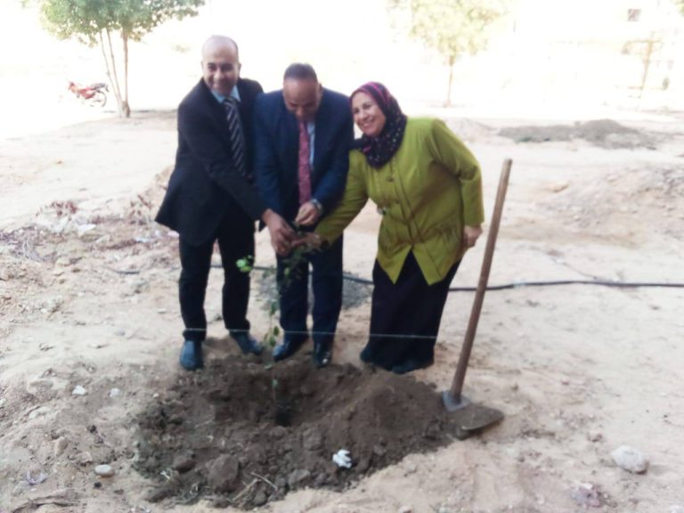 لليوم الثاني في الأسبوع البيئي لجامعه سوهاج الاستمرار بتشجير محيط كلية الطب البيطري و معسكر الخدمه العامه بمحيط كليه الطب البيطري ضمن مشاركات الكلية فى الاسبوع البيئي الثامن تحت رعاية