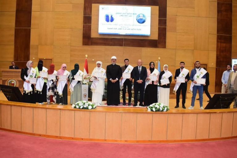 رئيس جامعة سوهاج ومفتي الديار المصرية يكرمان حفظة القرآن الكريم ويشيدان بالطالبة المتميزة عائشة من ذوي الهمم*