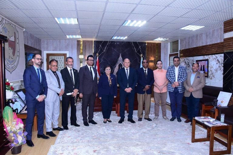 نائب وزير الصحة تبحث تعزيز دور جامعة سوهاج في القضية السكانية وخفض معدلات القيصرية ووفيات حديثي الولادة بالمحافظة