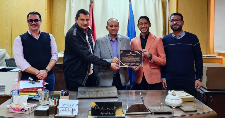 عميد كلية الطب البيطرى يكرم الطلاب المتميزين فى مسابقة الطالب المثالي