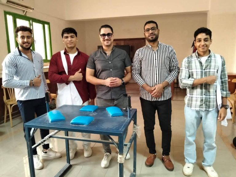 مسابقة فى مصارعة الذراعين ضمن فعاليات”المهرجان الرياضى لطلاب كلية الطب البيطرى”