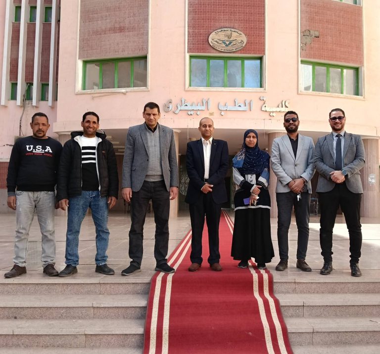 عميد كلية الطب البيطري يتفقد انتظام الدراسة وفعاليات الأنشطة الطلابية مع بداية الفصل الدراسي الثاني