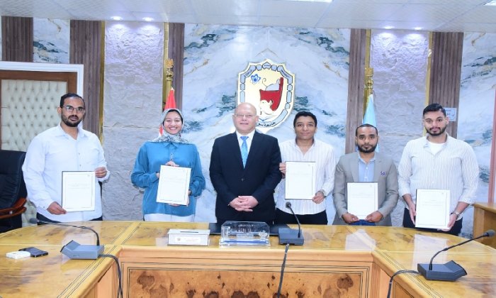 جامعة سوهاج تسلم عقود احتضان ٥ مشروعات ناشئة ودعم مالي 300 ألف جنيه لكل مشروع