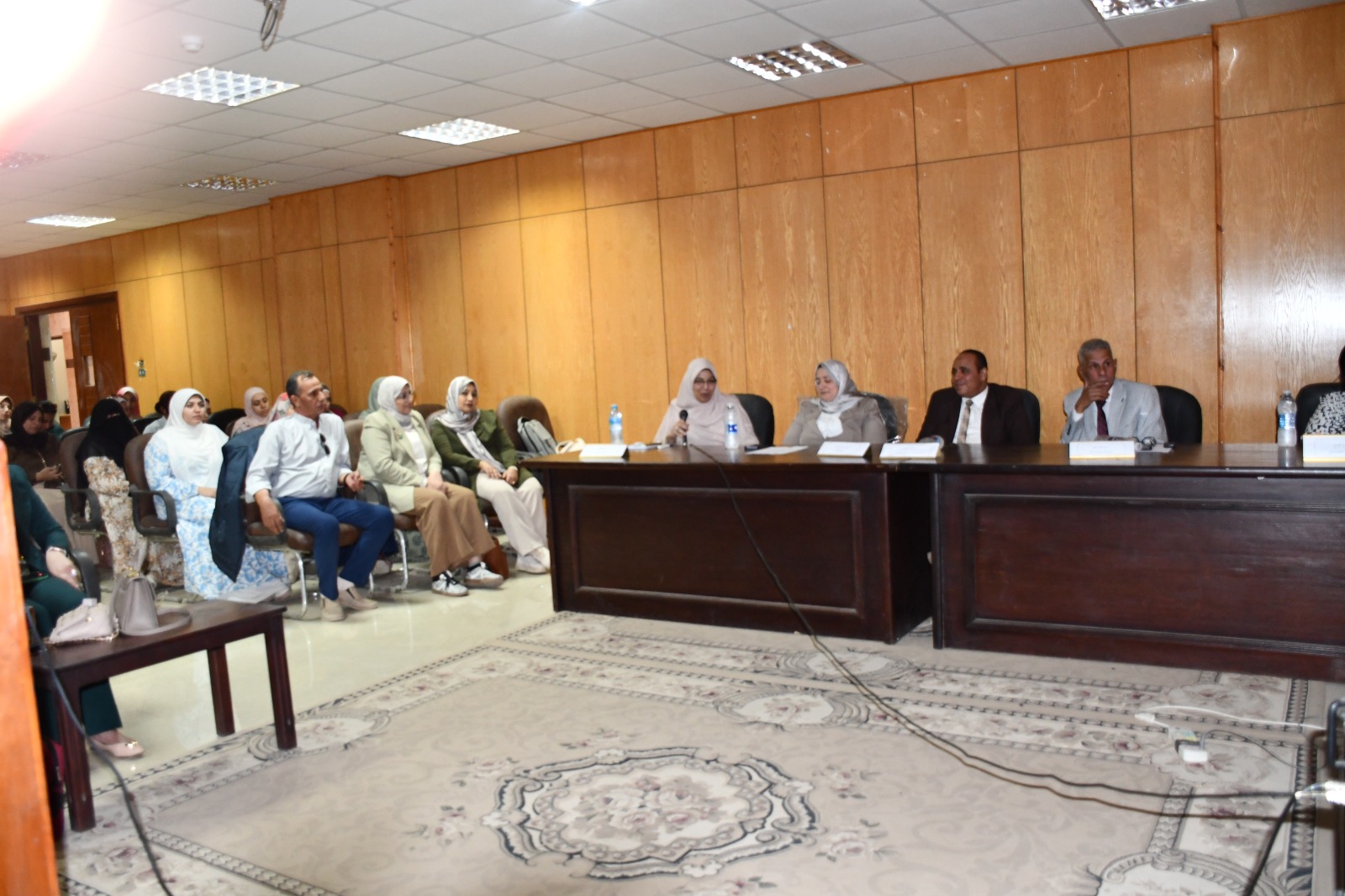 تم عقد ندوة بكلية الطب البيطري – جامعه سوهاج بعنوان “الكلاب الضالة ، المشكلة والحلول الفعالة “