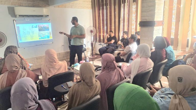 نظمت كلية الطب البيطري بجامعة سوهاج، تحت إشراف عميد الكلية الأستاذة الدكتورة إيمان مختار شاكر، ممثلة في مركز الإرشاد البيطري والتعليم المستمر تحت اشراف مدير المركز الدكتور مصطفى عمر محمد، وبالتعاون مع نقابة الأطباء البيطريين