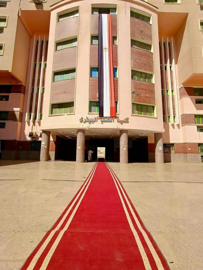 نظمت إدارة رعاية الشباب بالكلية معسكراً للخدمة العامة لتجميل محيط الكلية لتوفير مظهر حضاري وذلك ضمن فعاليات معسكر استقبال الطلاب