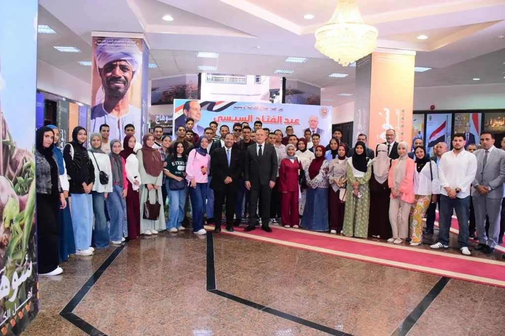 رئيس جامعة سوهاج يتفقد معسكر «التفكير التصميمي» لتنمية مهارات الطلاب في الابتكار وريادة الأعمال