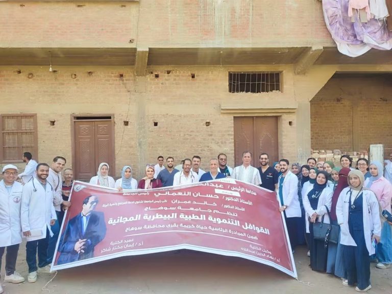 جانب من قافلة اليوم مع كلية الطب البيطري جامعة سوهاج بقرية الرويهب